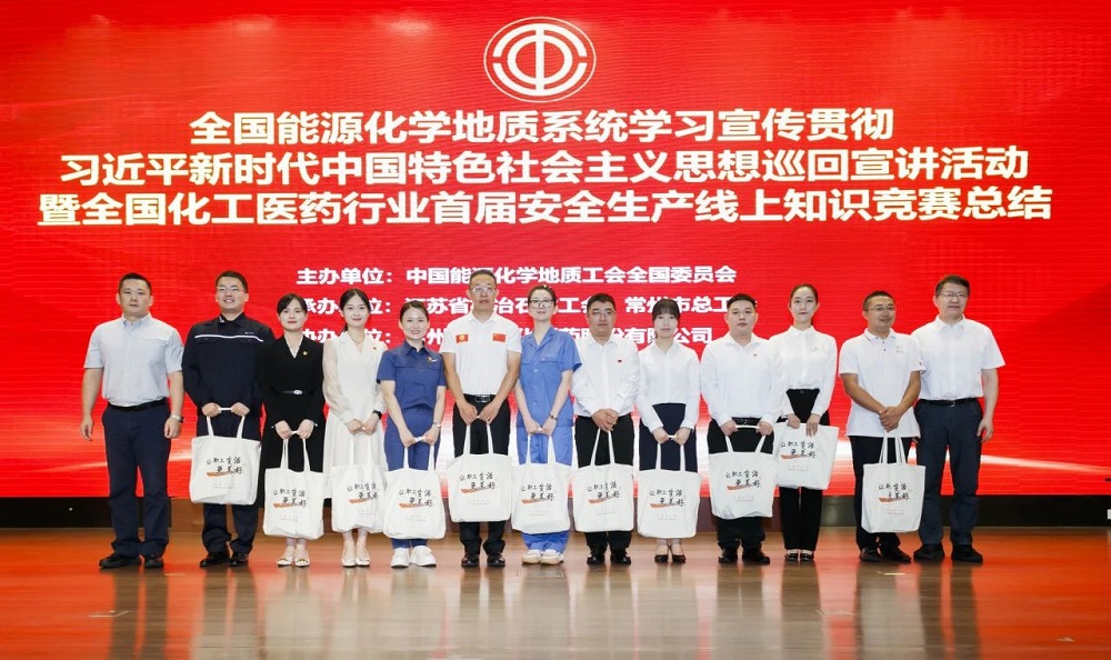 5171724290103272.jpg 宣講員頒發慰問品合照1.jpg